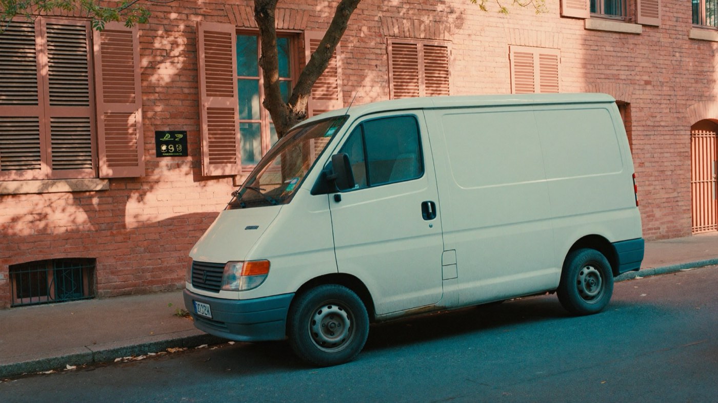 Camionnette de l'artisan Midi Volets dans une rue en brique rose de Toulouse