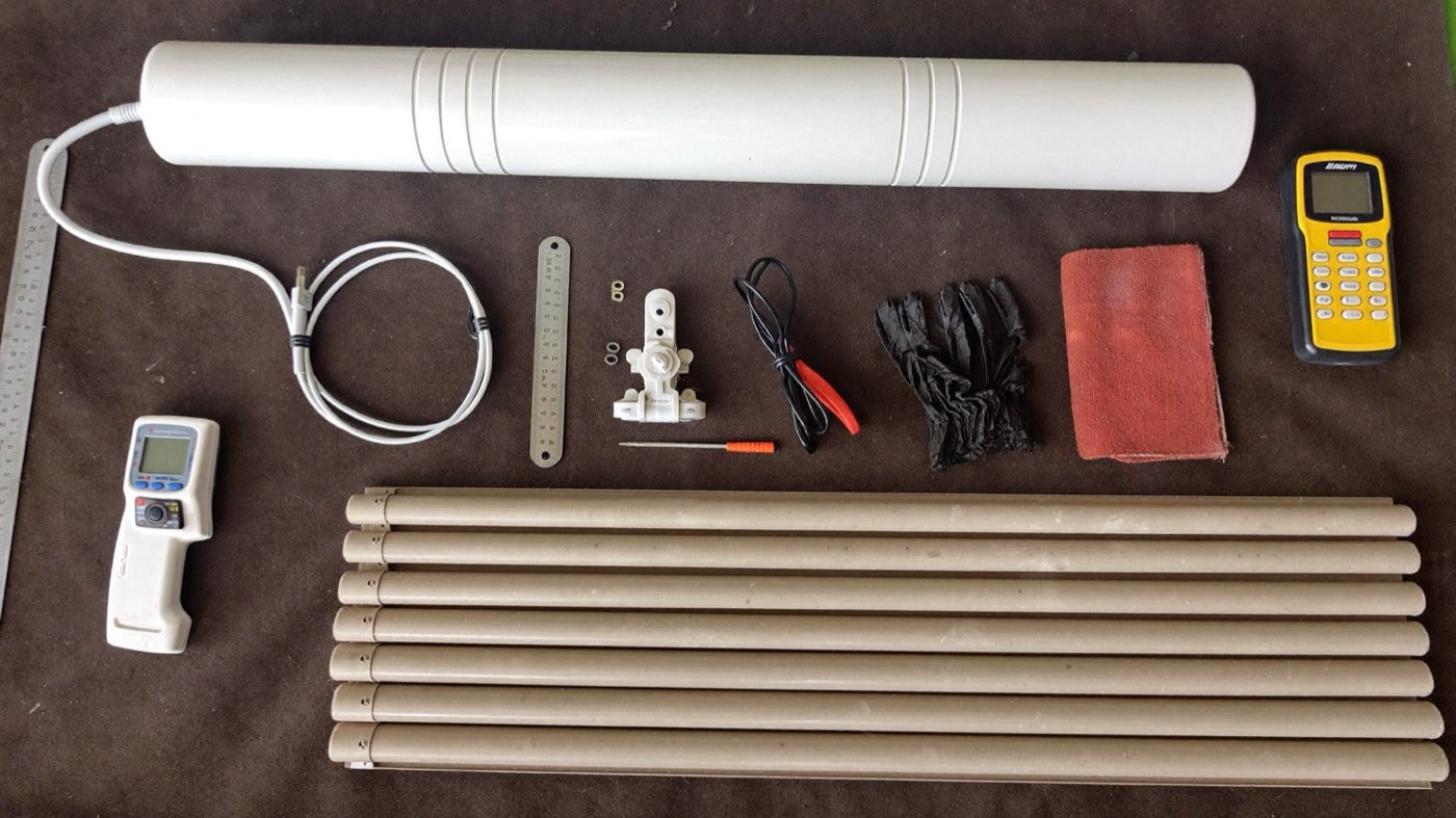 Outils professionnels et moteur tubulaire de volet roulant posés à plat