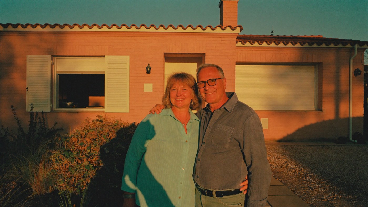 Couple devant leur maison toulousaine avec volets roulants neufs